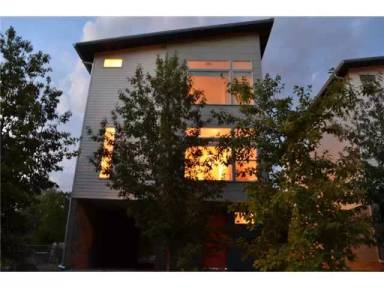 Main picture of 700 E 45th St