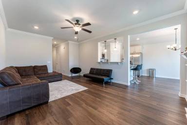 Main picture of 440 Peach Ave