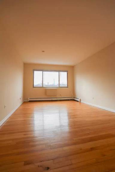Main picture of 1055 W Catalpa Apartments