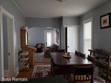 Main picture of 713 2nd St NE