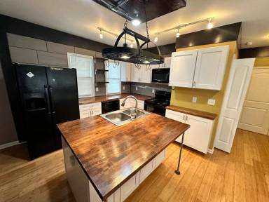 Main picture of 523 1/2 Ohio St