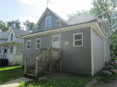 Main picture of 821 W 1st St