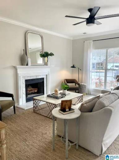 Main picture of 250 King Arthur Pl