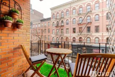 Main picture of 328 W 11th St