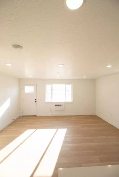 Main picture of 950 S 1st Ave