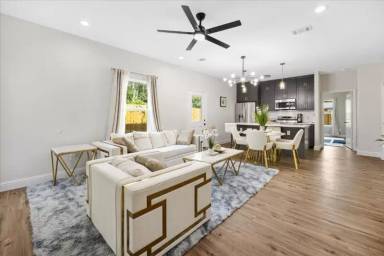 Main picture of 8011 W Elizabeth Ln