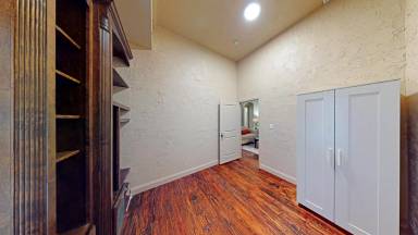 Main picture of 2901 E Berry St