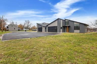 Main picture of 5520 S Bend Dr