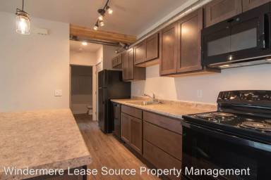 Main picture of 1026 W 1st St