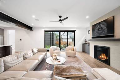 Main picture of 2498 Wolff St