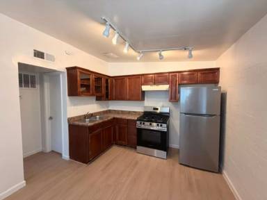 Main picture of 401 W 5th St