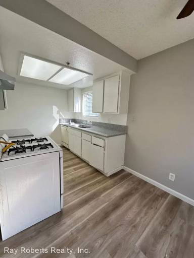 Main picture of 7916-7924 Stark Dr