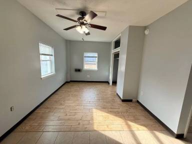 Main picture of 215 E Calder Way