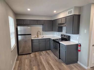 Main picture of 716 W Avenue I