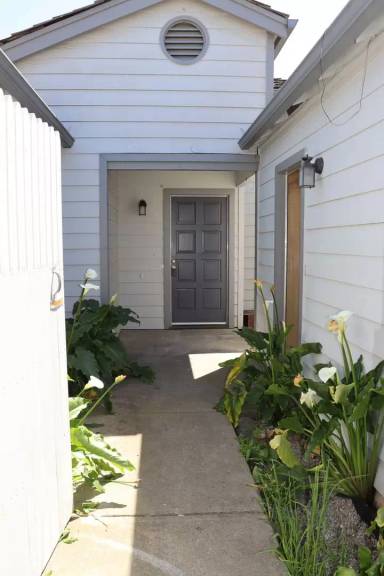 Main picture of 9 Julia Ave