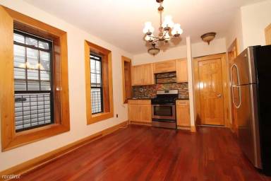 Main picture of 140A Lexington Ave
