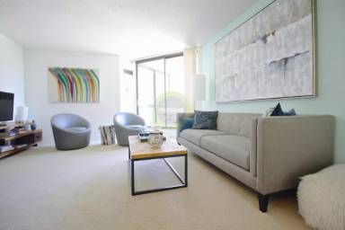 Main picture of 710 N Dearborn St