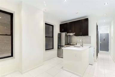 Main picture of 211 W 109th St