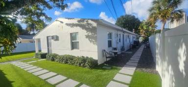 Main picture of 9 SW 10th St