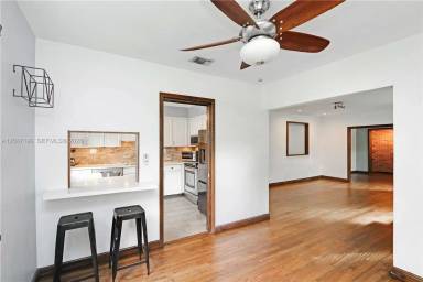 Main picture of 221 Camilo Ave