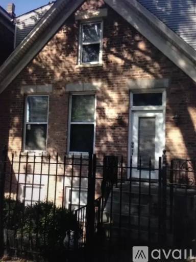 Main picture of 2004 N Leavitt St