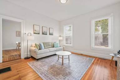 Main picture of 1 Oak St