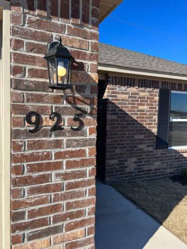 Main picture of 925 W Aiden Dr