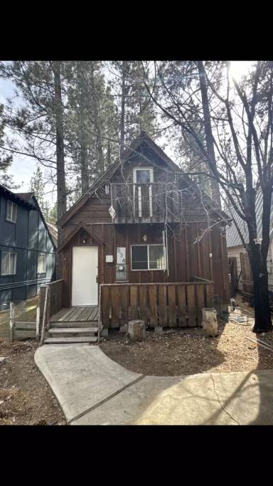 Main picture of 834 Angeles Blvd