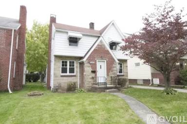 Main picture of 2922 Algonquin Pkwy