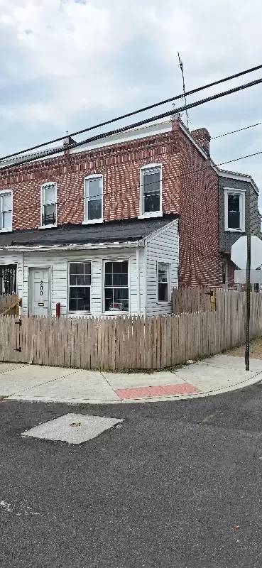 Main picture of 200 E 24th St