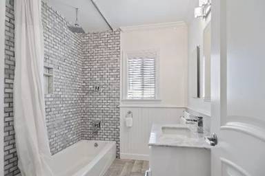 Main picture of 2444 Granville Ave