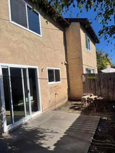 Main picture of 2477 Elden Ave