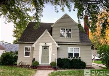 Main picture of 302 E 18th St