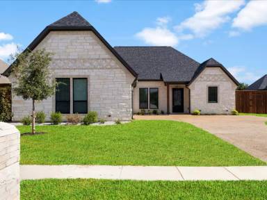 Main picture of 8101 Oak Hollow Dr