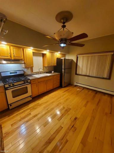 Main picture of 100 W 17th St