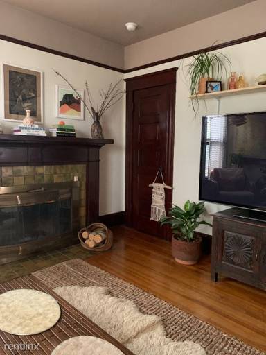 Main picture of 237 NE Graham St