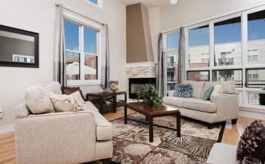 Main picture of 2441 N Broadway