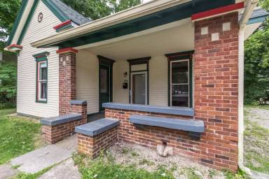 Main picture of 428 E 2nd St