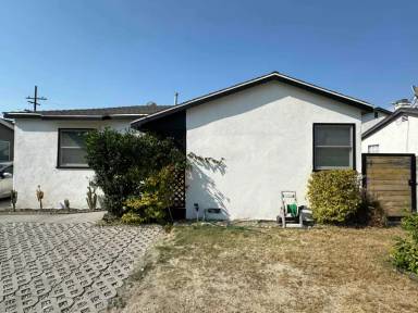 Main picture of 3251 W 135th St