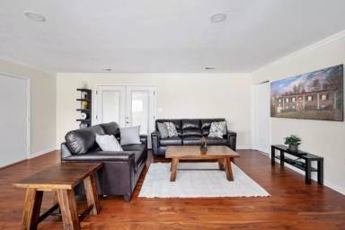 Main picture of 11 Endicott Ln