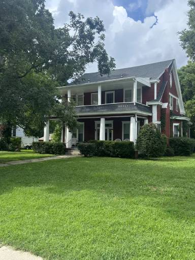 Main picture of 136 Alumni Ave
