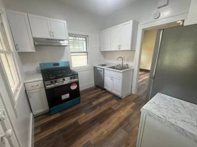Main picture of 440 43rd St