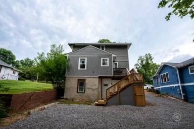Main picture of 146 E Bell St