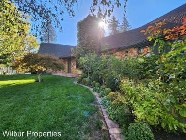 Main picture of 2190 Webster St