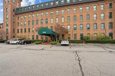 Main picture of 300 Front St