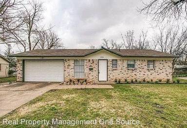 Main picture of 2916 Meadows Dr