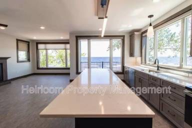 Main picture of 802 S Lake Ave