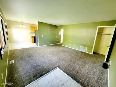 Main picture of 5222 Leslie St
