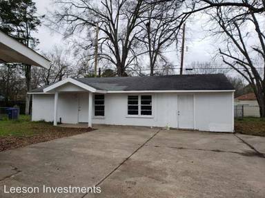 Main picture of 2630 1/2 Lindholm St