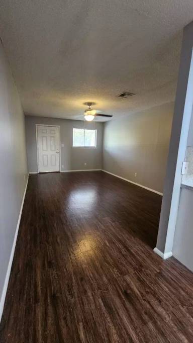 Main picture of 505 W Broadway Ave